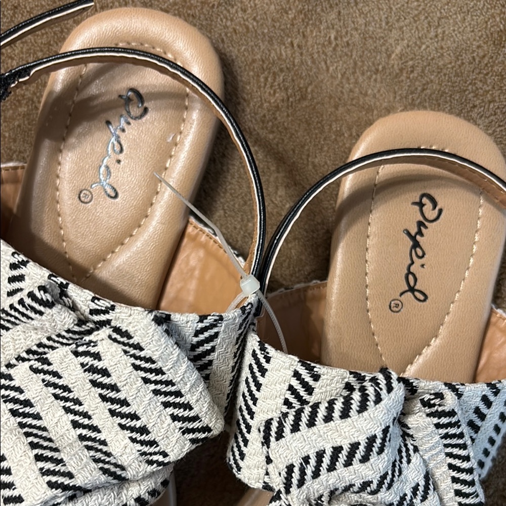 Qupid Black and White Striped Sandals - Picture 4 of 13